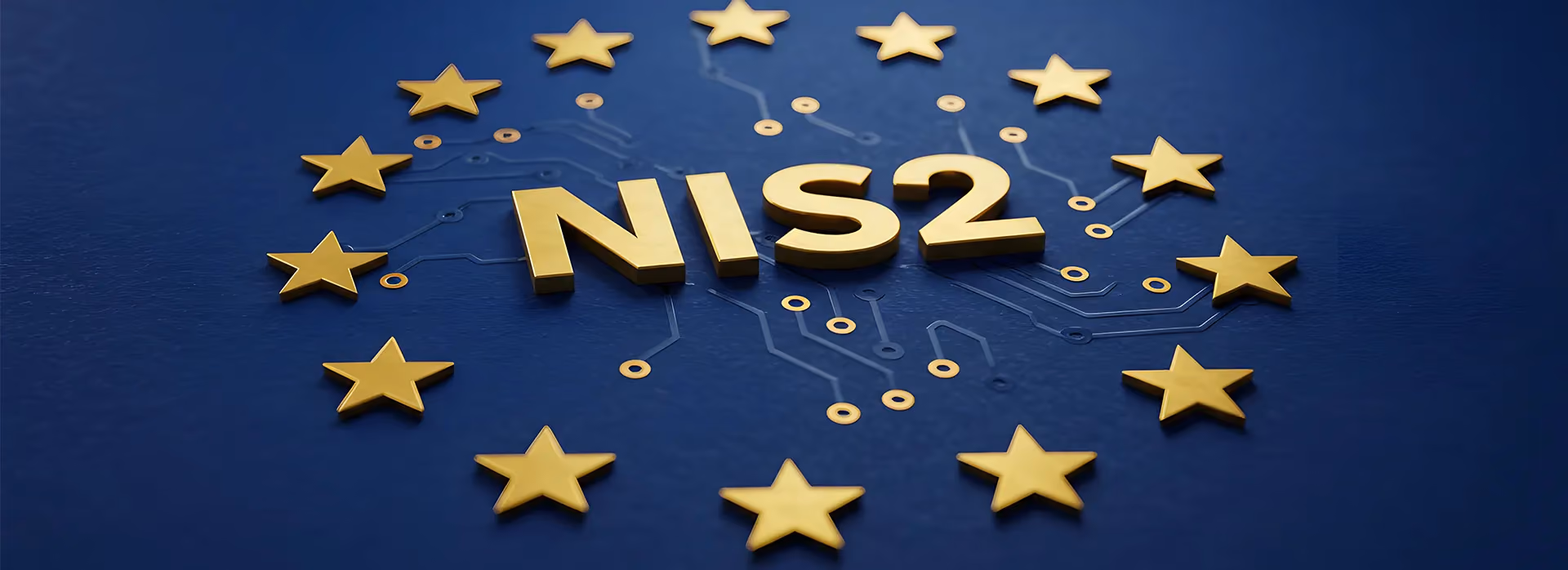 De tekst 'NIS2' in gouden 3D-letters in het midden van een cirkel van twaalf gouden EU-sterren. De donkerblauwe achtergrond is voorzien van subtiele, digitale circuitlijnen (printplaatlijnen).