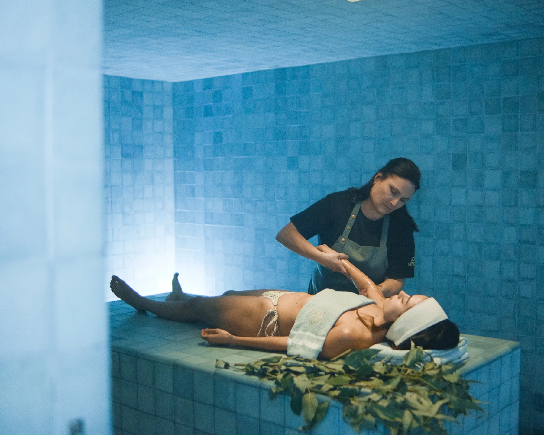 mujer-entrando-a-spa-de-muare-boutique-hotel