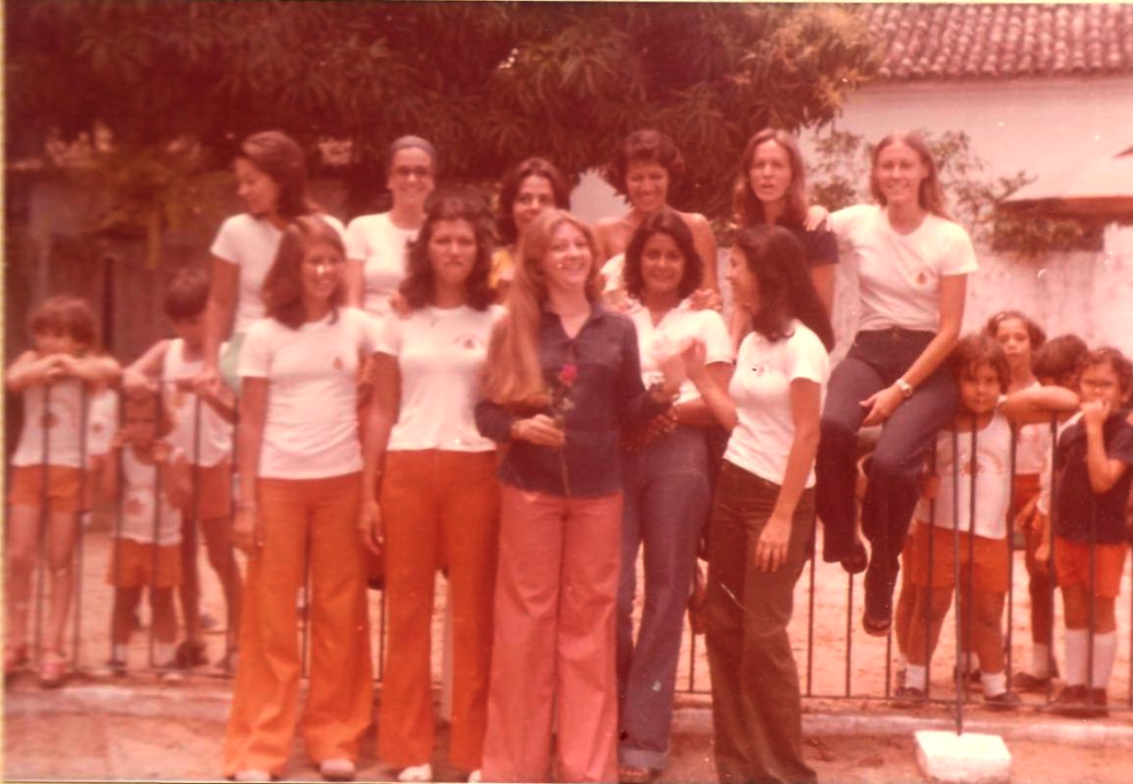 Foto antiga da Escola Carochinha em Recife, com alunas do ensino fundamental anos finais e professoras, registrando a tradição de mais de 50 anos em educação.