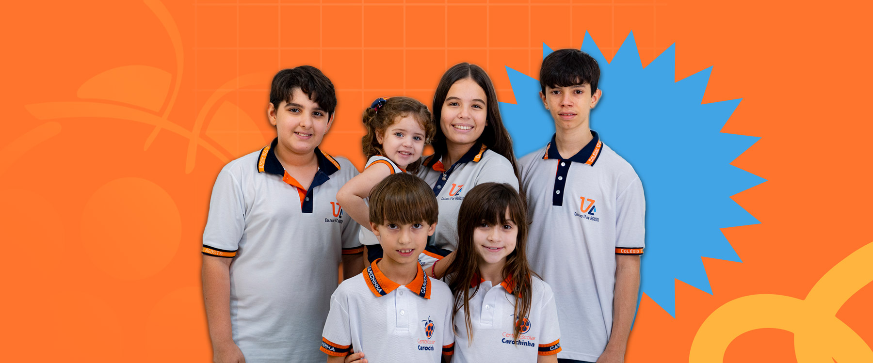 Seis crianças e adolescentes do Centro Escolar Carochinha, vestindo uniformes da escola, posam sorrindo diante de um fundo laranja. A imagem representa o percurso educacional completo oferecido pela instituição, desde o berçário até a educação infantil, ensino fundamental e ensino médio.