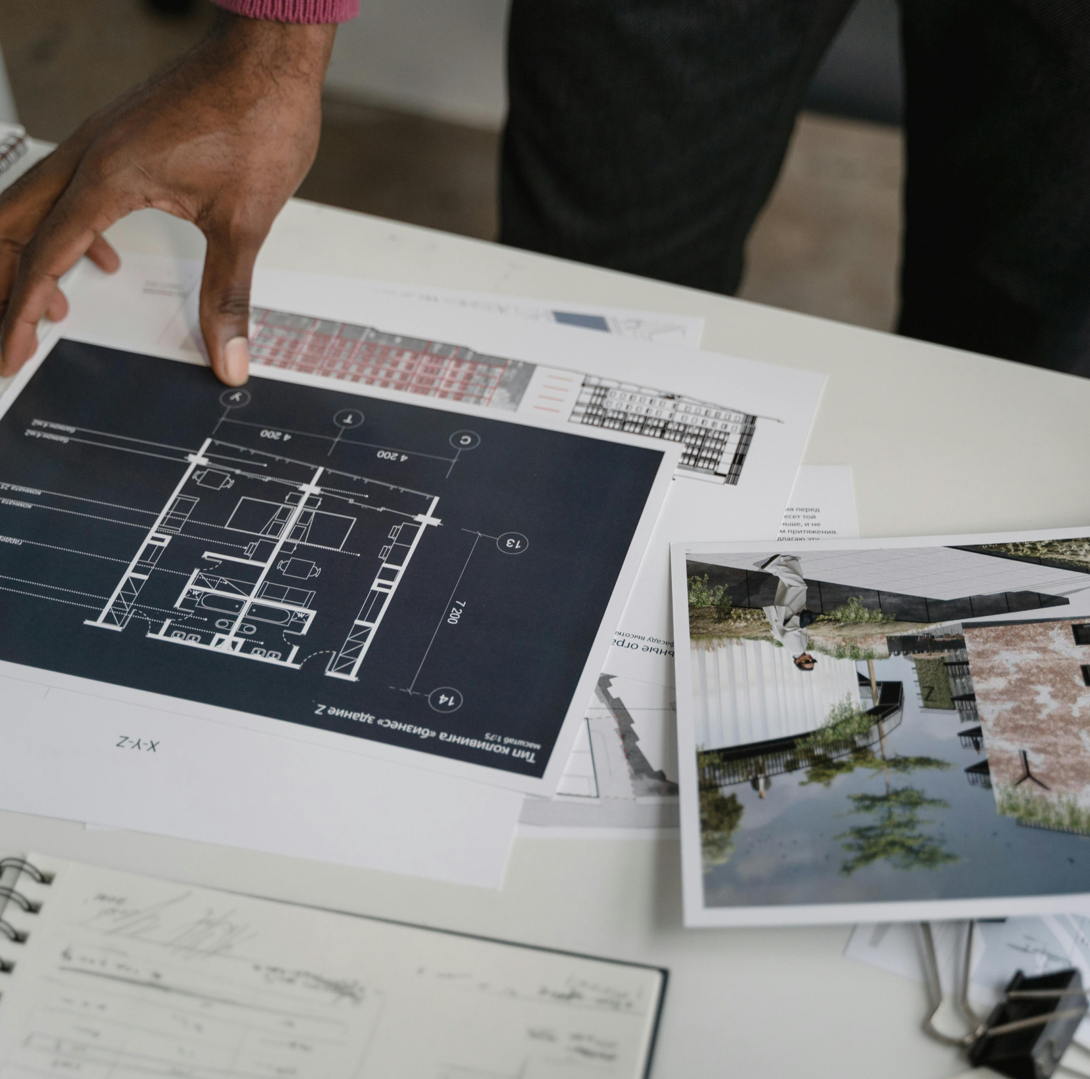 plans et images de bâtiments sur table de travail