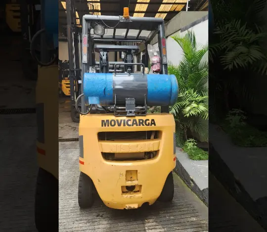 Empilhadeira a GLP 1,8 toneladas usada, com avarias visíveis - detalhe do motor