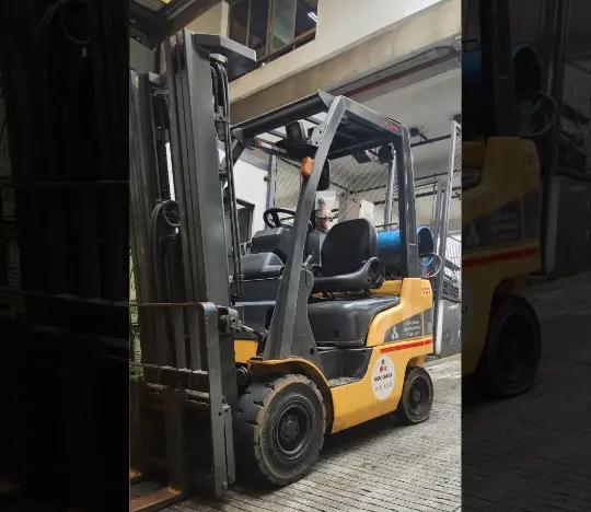 Empilhadeira a GLP 1,8 toneladas usada, com avarias visíveis - vista frontal