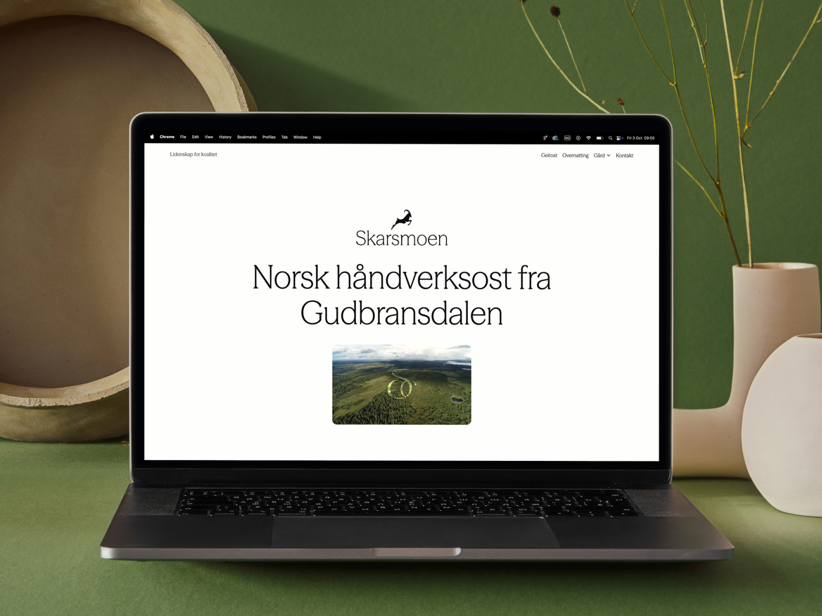 Skarsmoen nettside i Webflow på en laptop