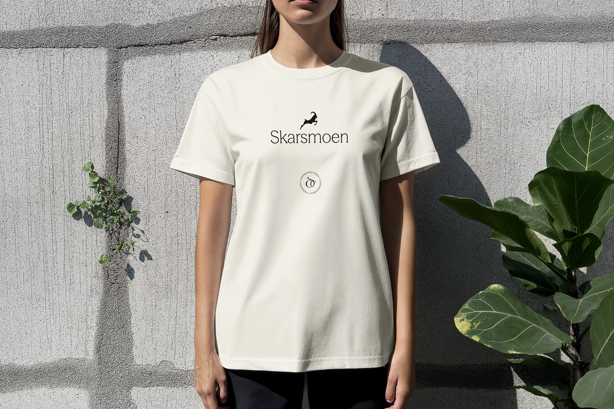 Hvit t-skjorte med Skarsmoen logo