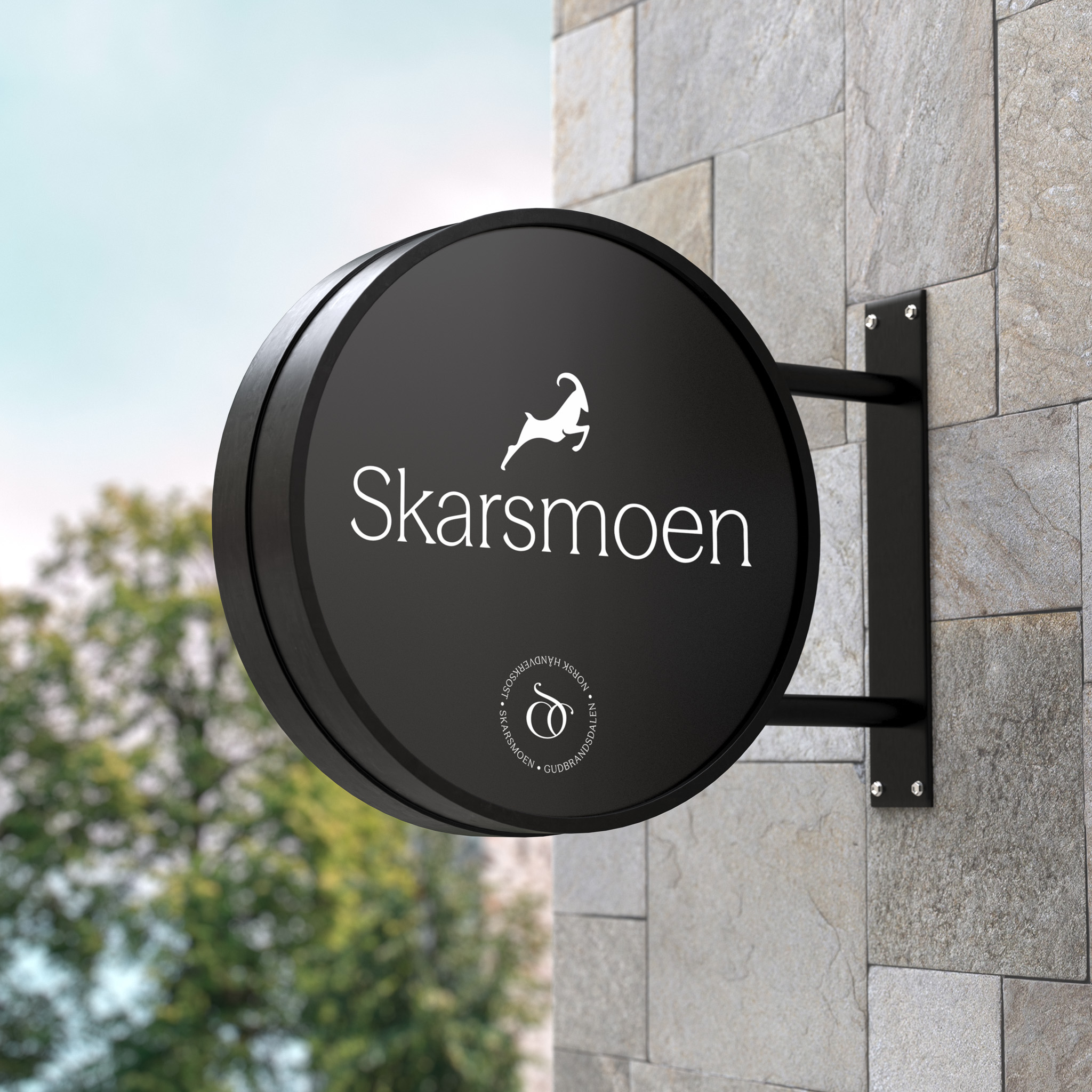 Rundt Skarsmoen skilt på en steinvegg