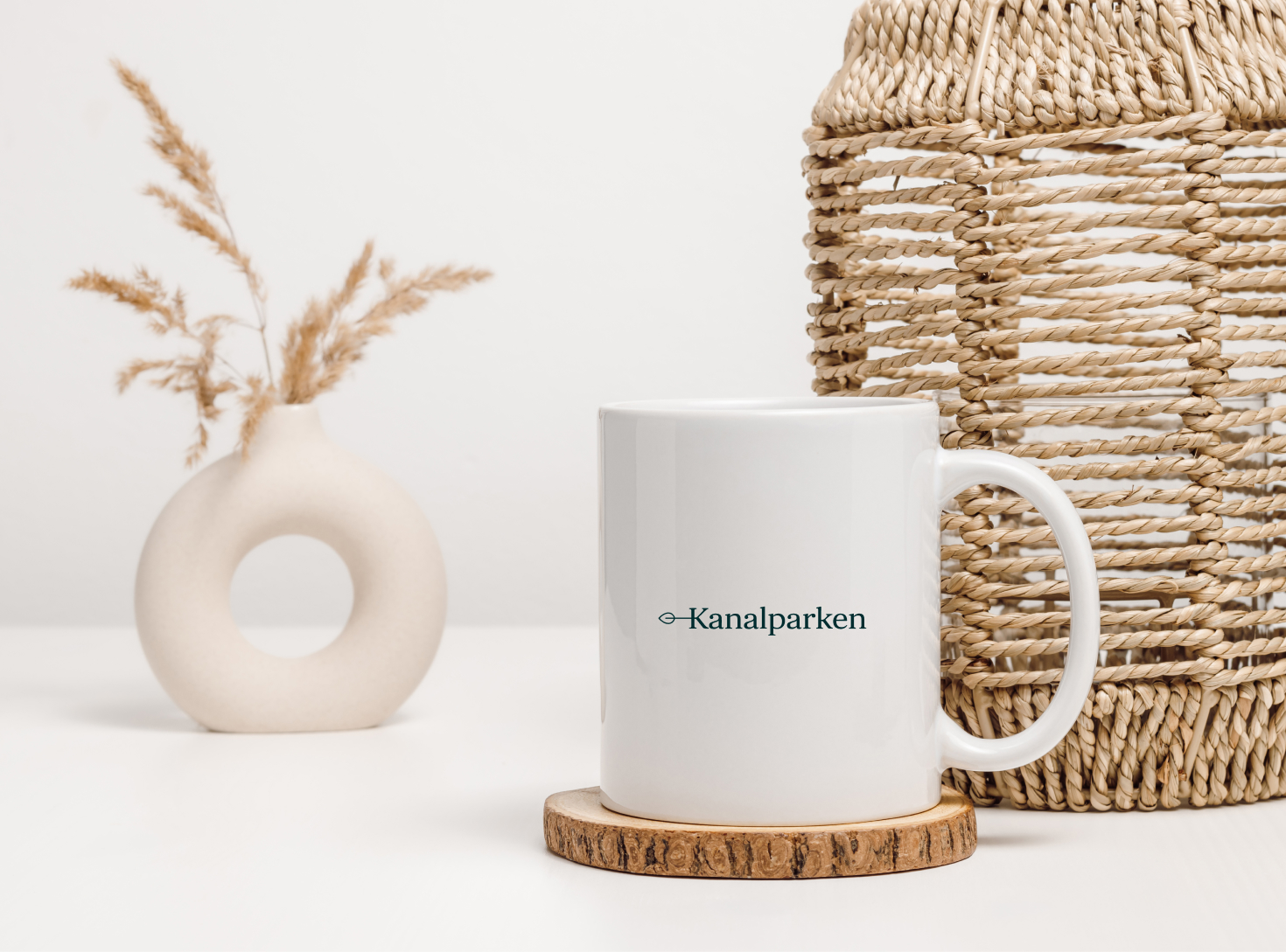 Coffee mug with the Kanalparken logo