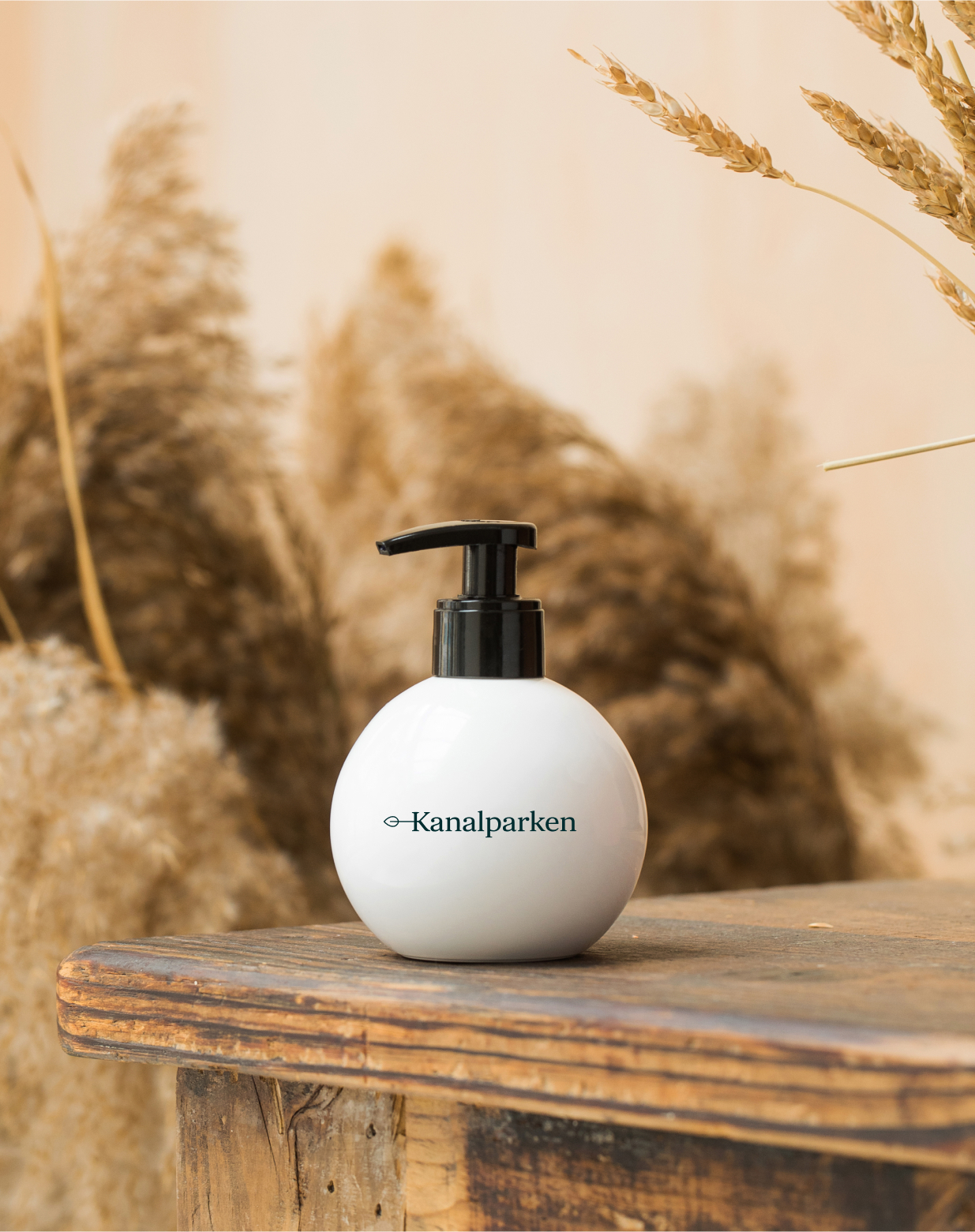 Soap dispenser with the Kanalparken logo