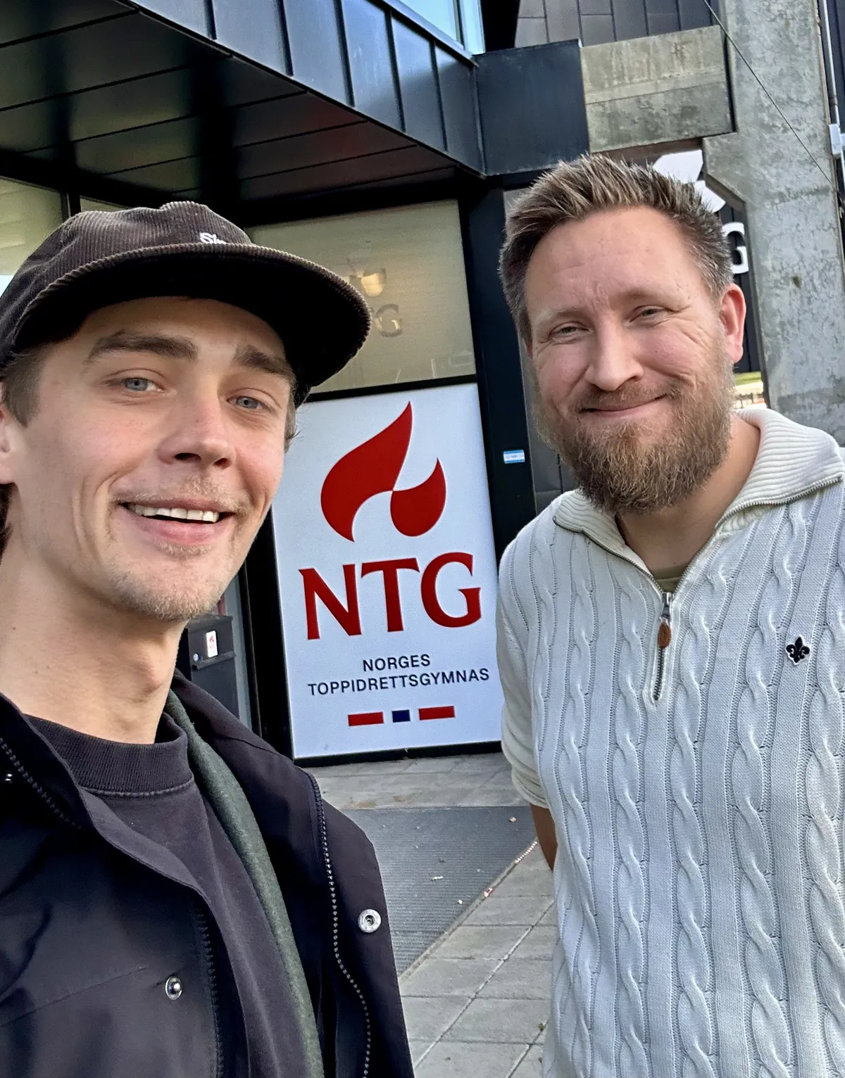 Nerijus Danilevicius fra Simmer og lærer Pål foran inngangen til NTG Bergen på Brann stadion