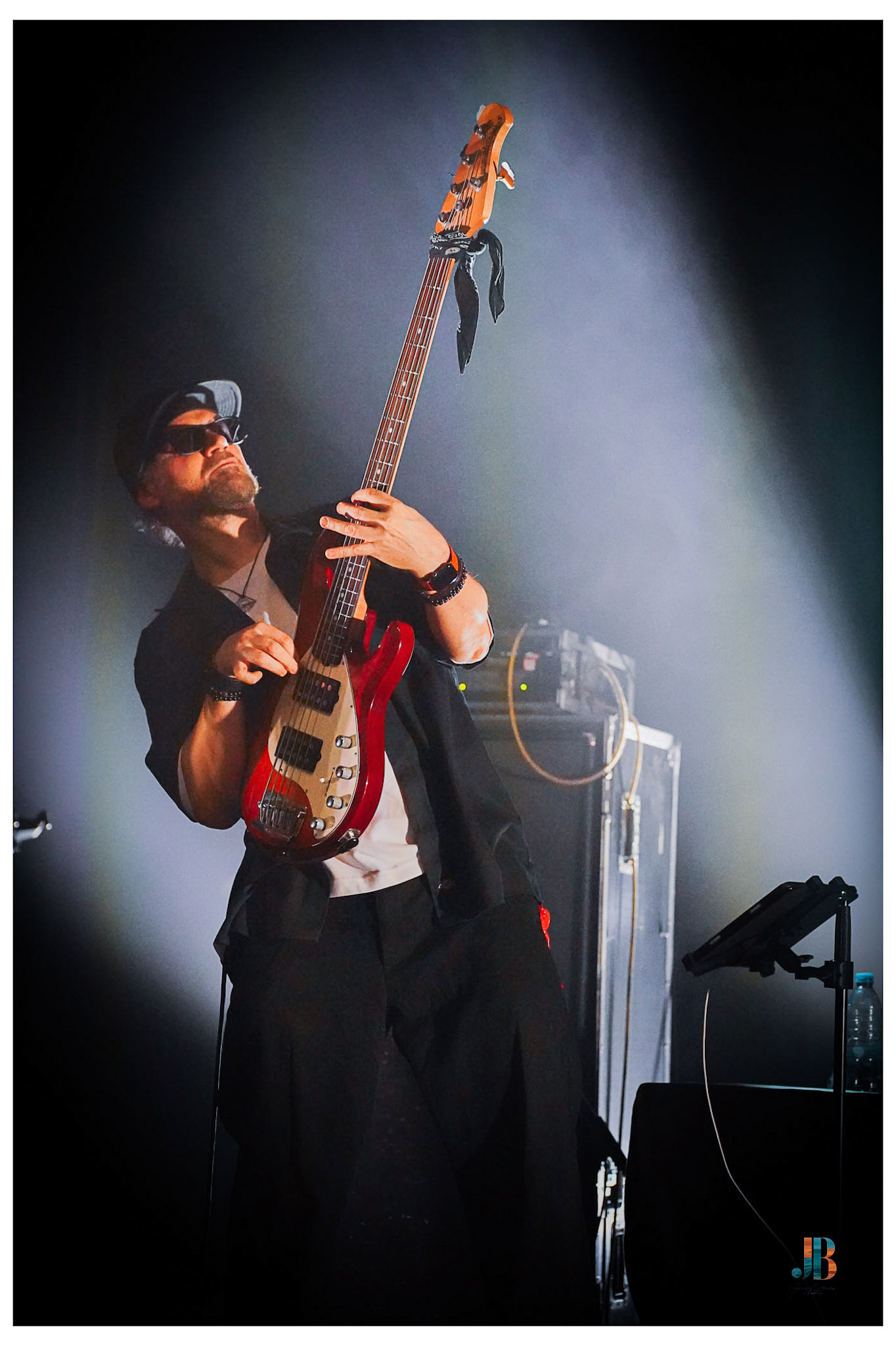 Le bassiste Mato levant sa basse sur la scène du Bataclan