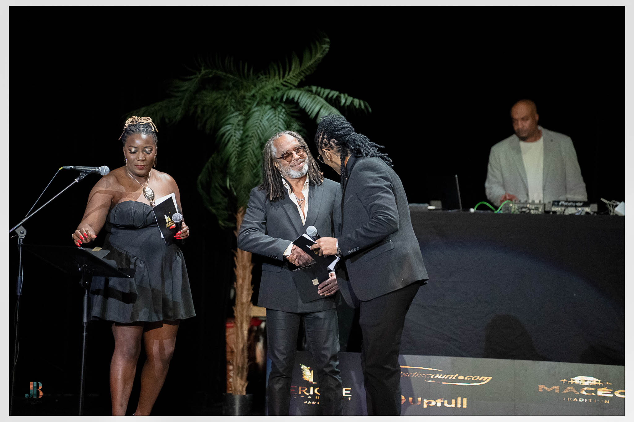 Poignée de main entre Jean-Claude Naimro le pianiste du groupe Kassav et le présentateur de la cérémonie Hit Lokal