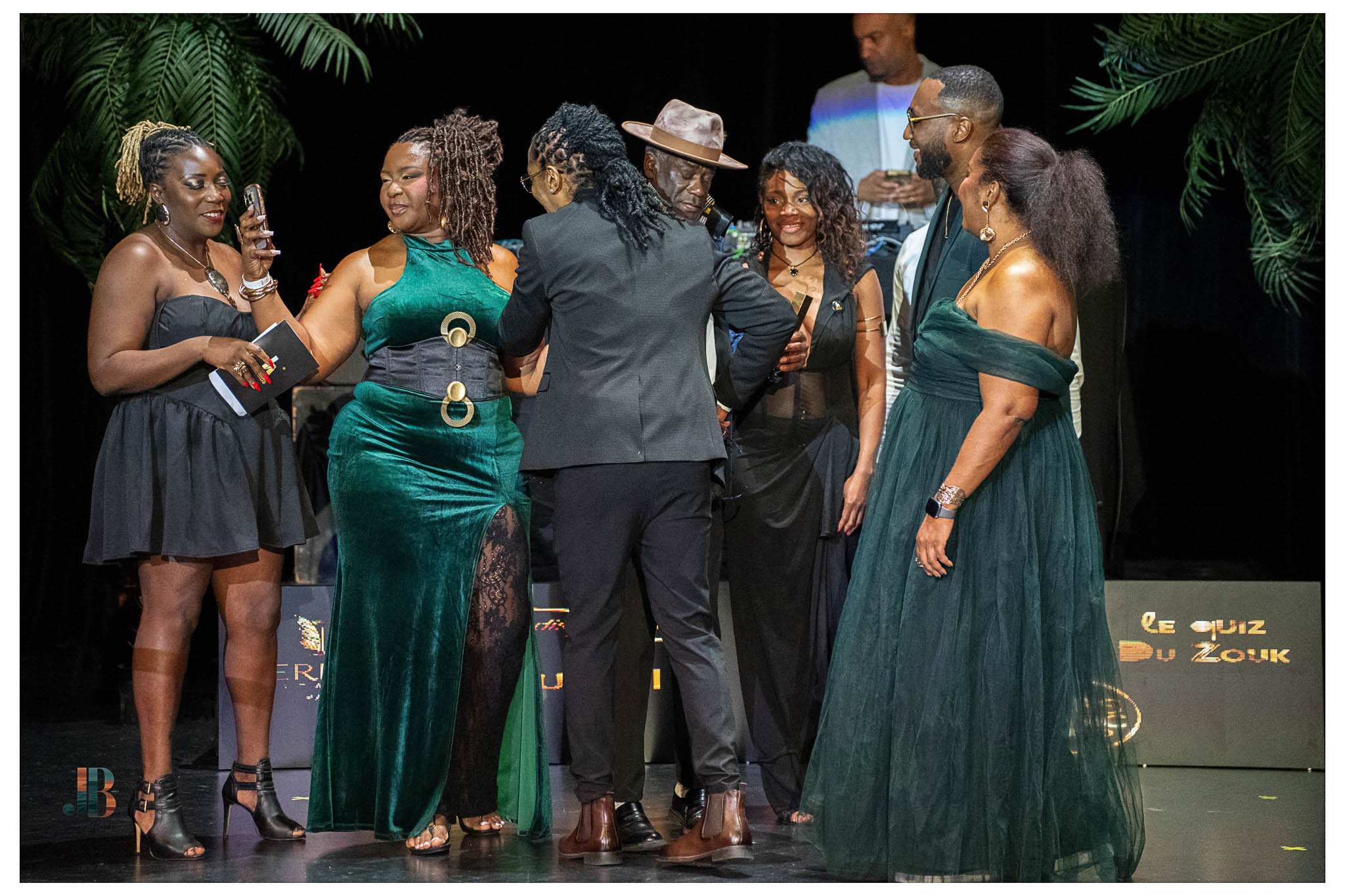 Accolade entre Daddy Yod et le présentateur