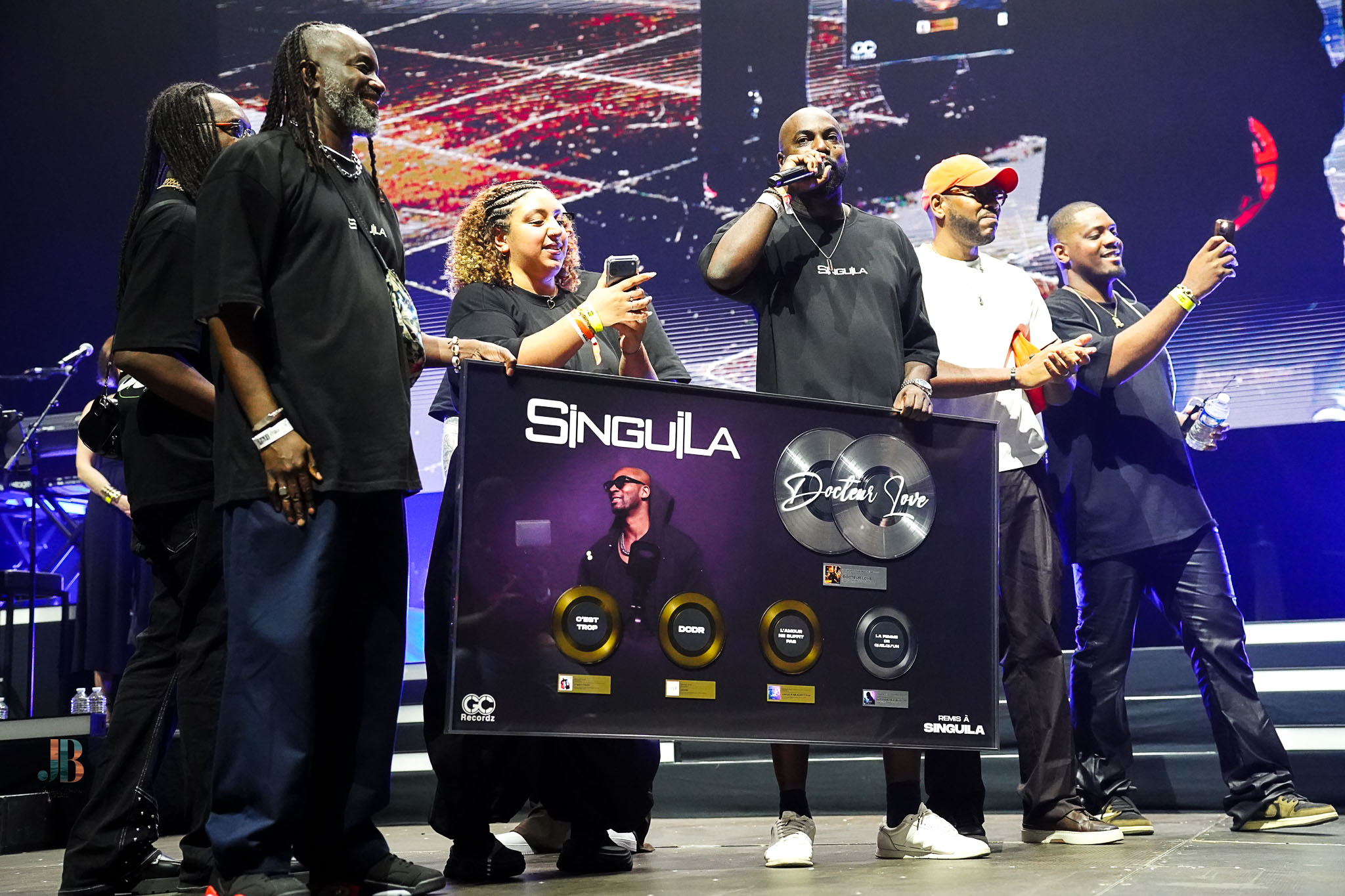 L'équipe de Singuila avec la plaque de certification photo Jeremy Bordes