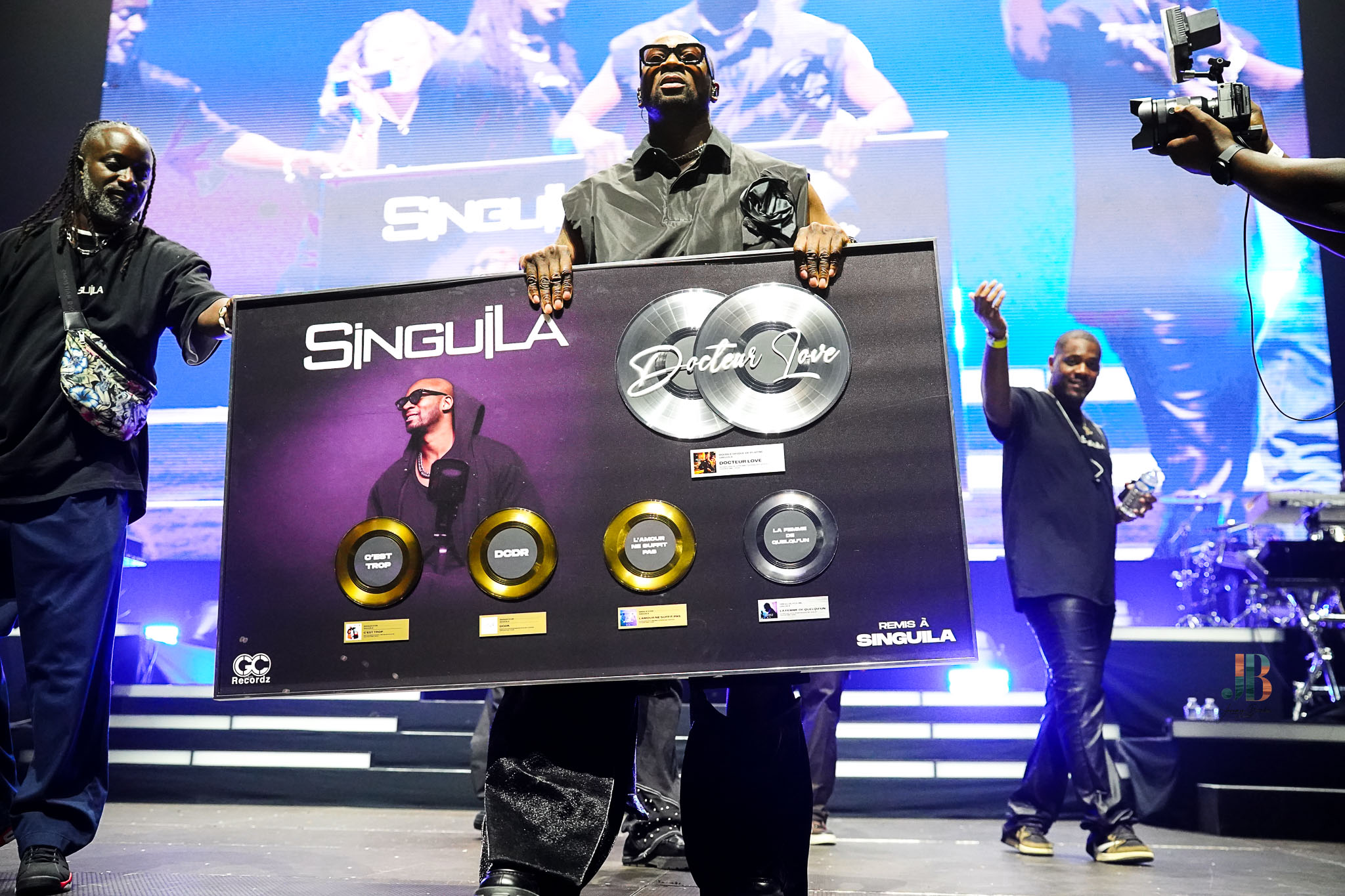 Singuila tenant la plaque de certification photo Jeremy Bordes