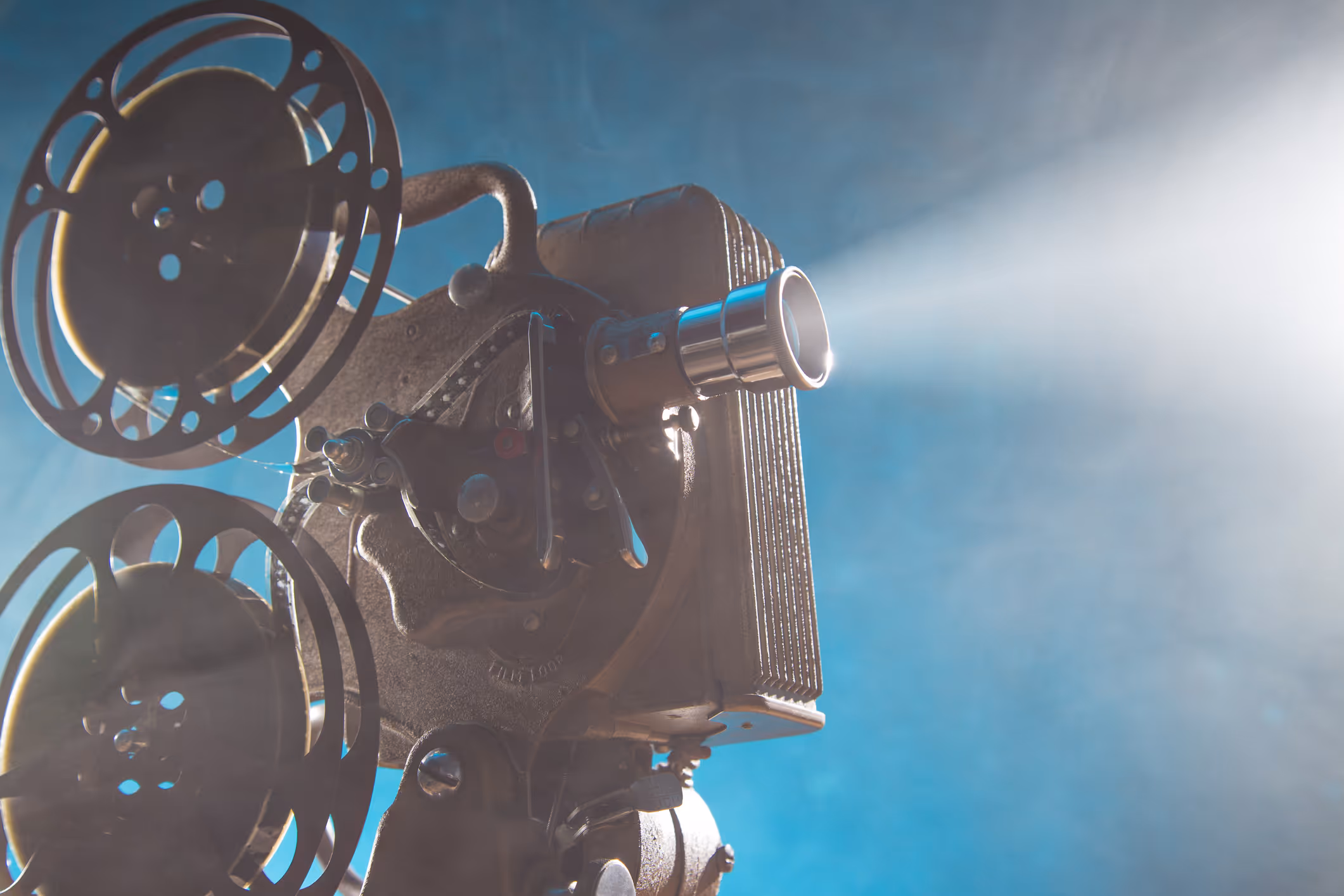 En filmkamera som lyser på blå bakgrund