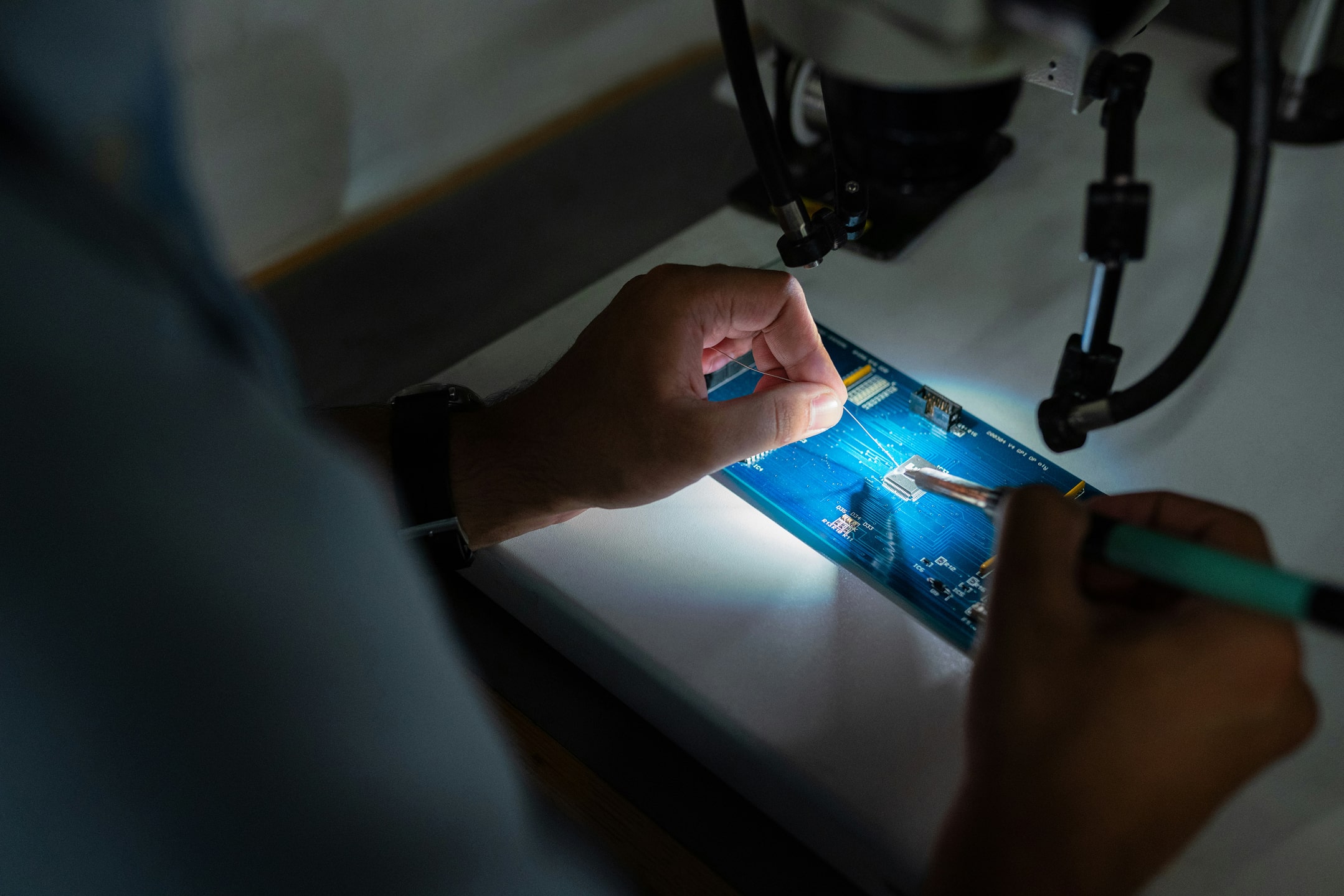 Techniker repariert ein Smartphone unter dem Mikroskop