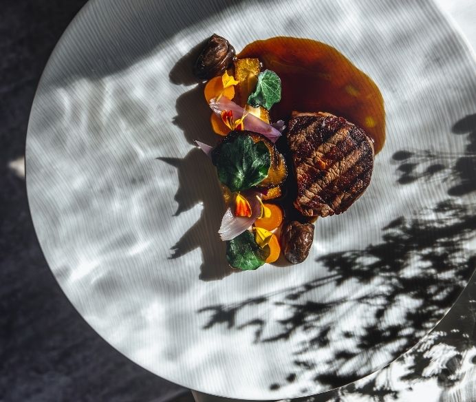 The chef in the vegetable garden of Domaine de Biar, fresh and seasonal products in the spotlight.