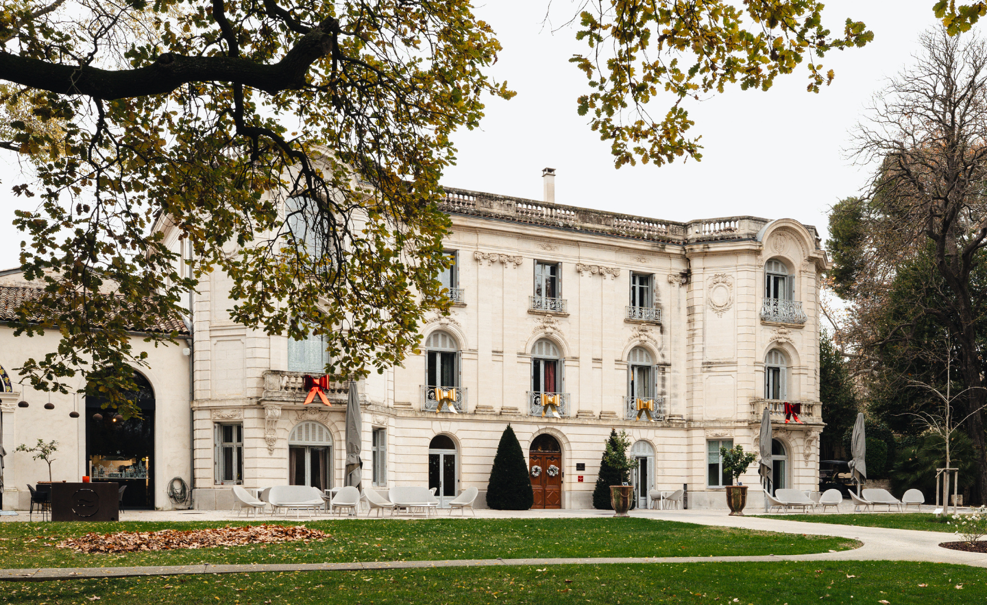 Façade du Domaine de Biar, hôtel de luxe au cœur de la nature en Occitanie.