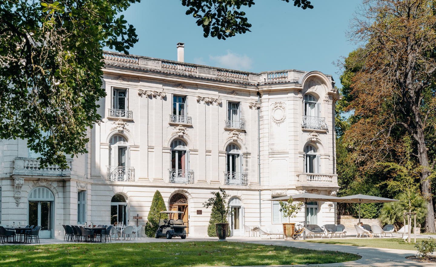 Façade du Domaine de Biar, hôtel de luxe au cœur de la nature en Occitanie.