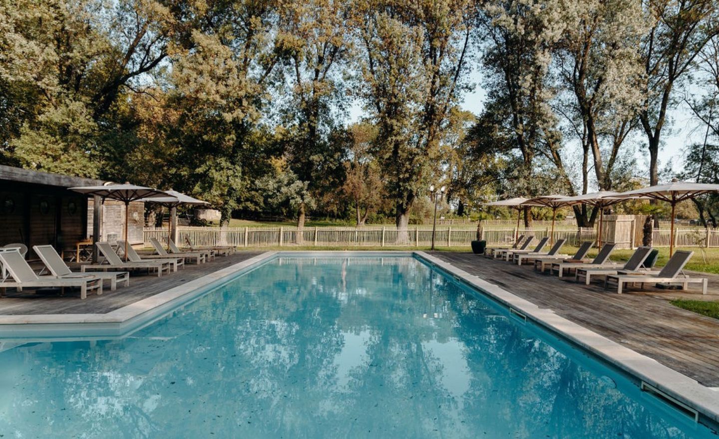 Façade du Domaine de Biar, hôtel de luxe au cœur de la nature en Occitanie.