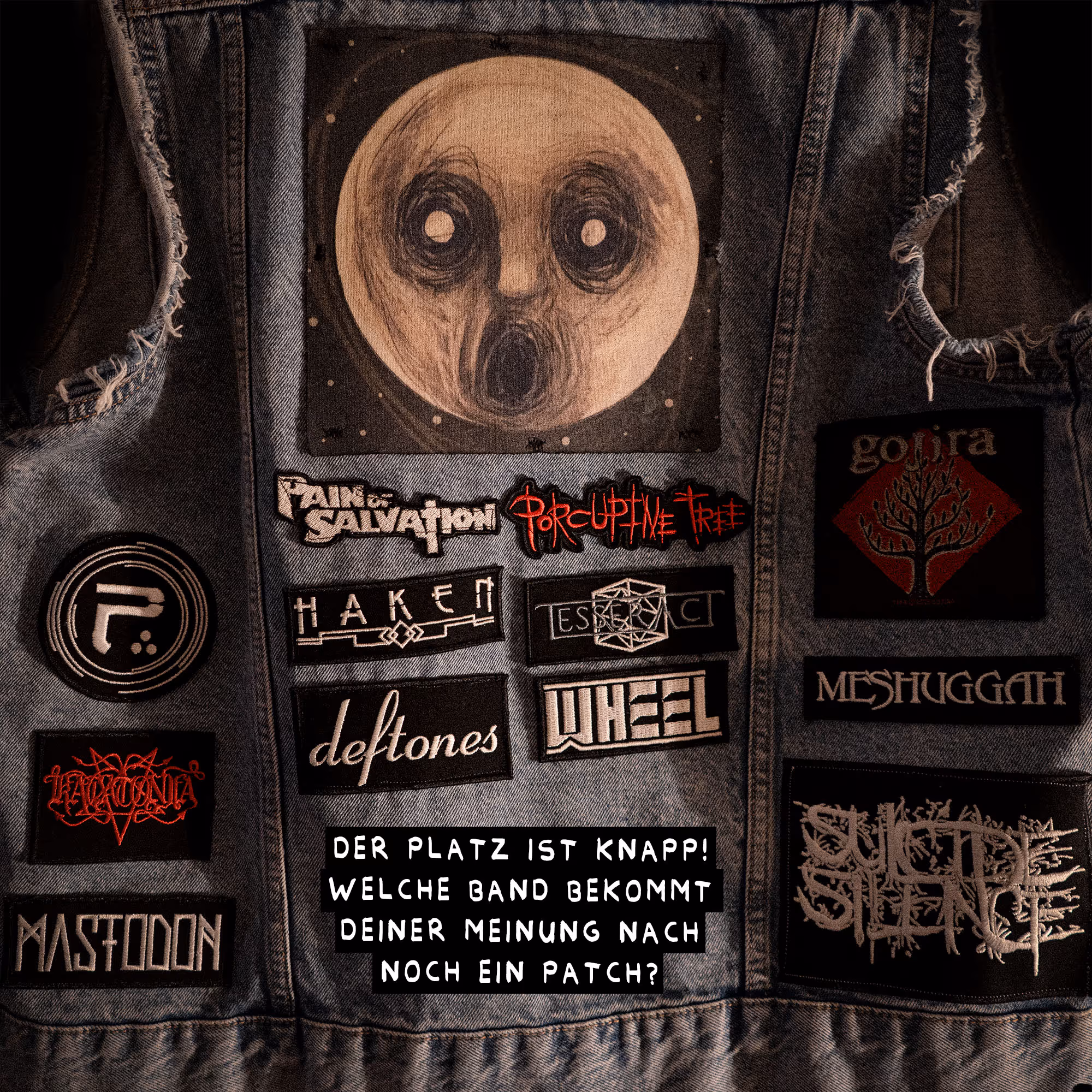 Jeansweste mit verschiedenen Metal-Band-Patches und einem großen runden Patch mit einem geisterhaften Gesicht in der Mitte.