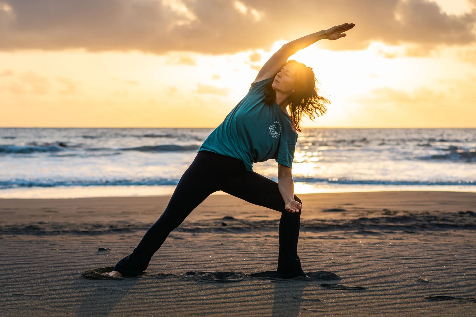 Yogaübung am Strand im goldenen Abendlicht