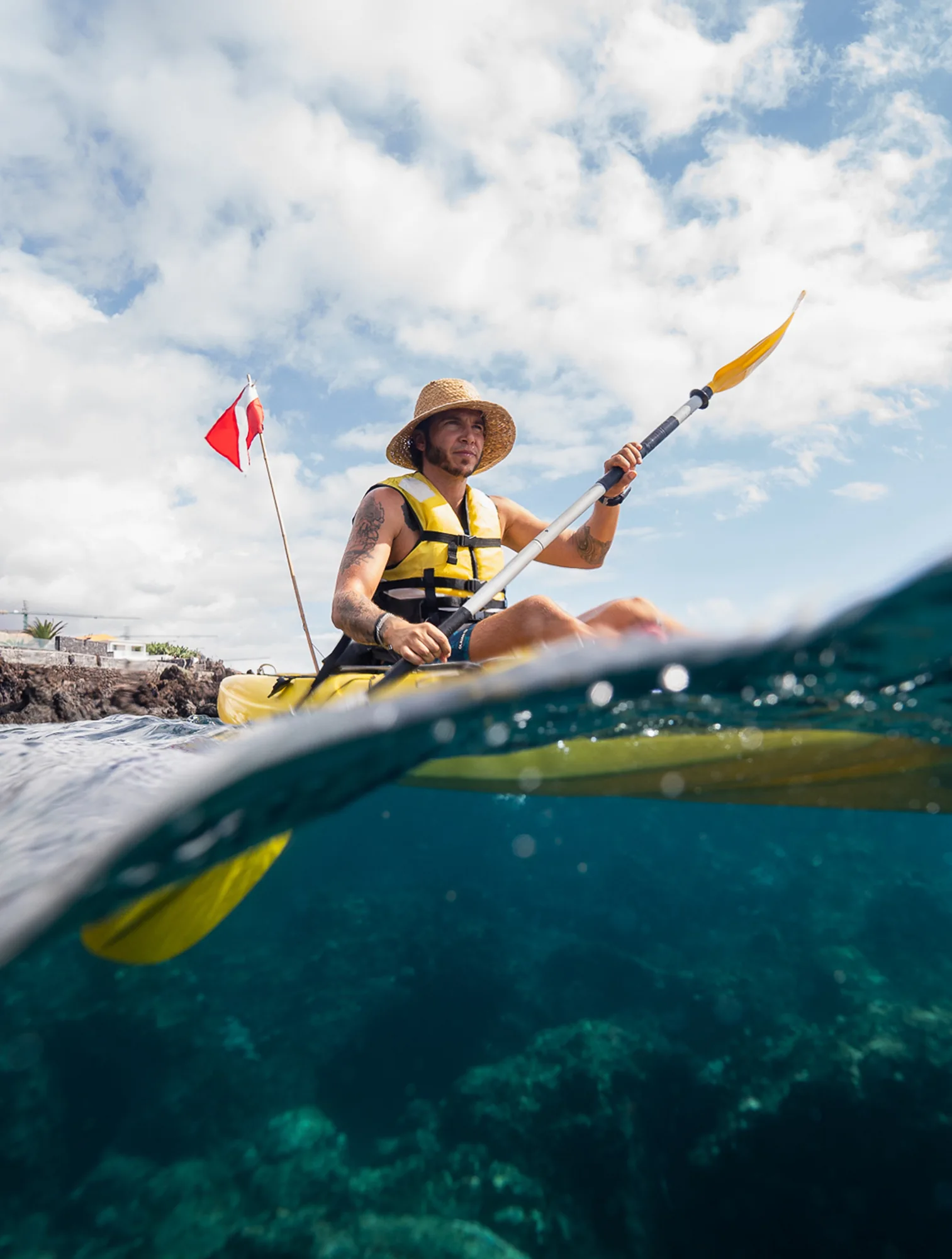Eine Person im Kajak, fotografiert direkt an der Wasseroberfläche