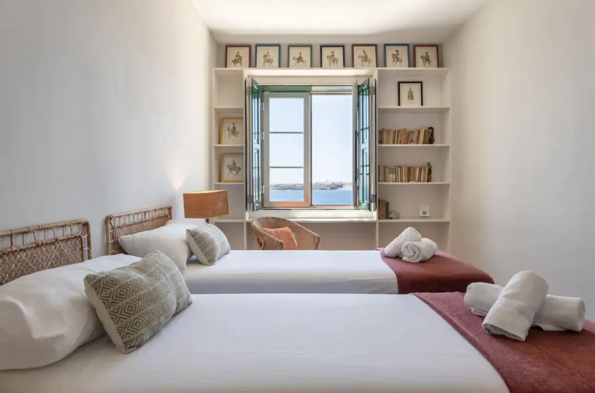 Helles Zimmer mit zwei getrennten Betten und Sitzplatz am Fenster