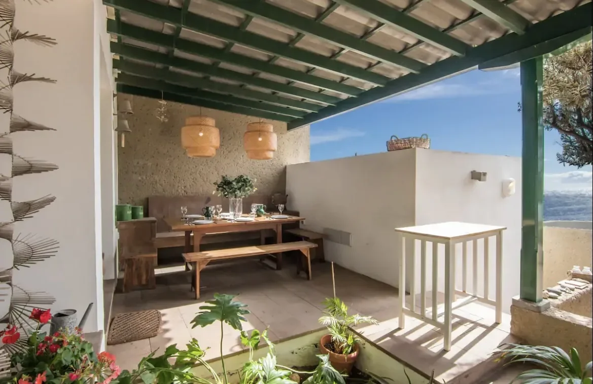 Überdachter Essplatz auf der Terrasse mit Blick Richtung Meer