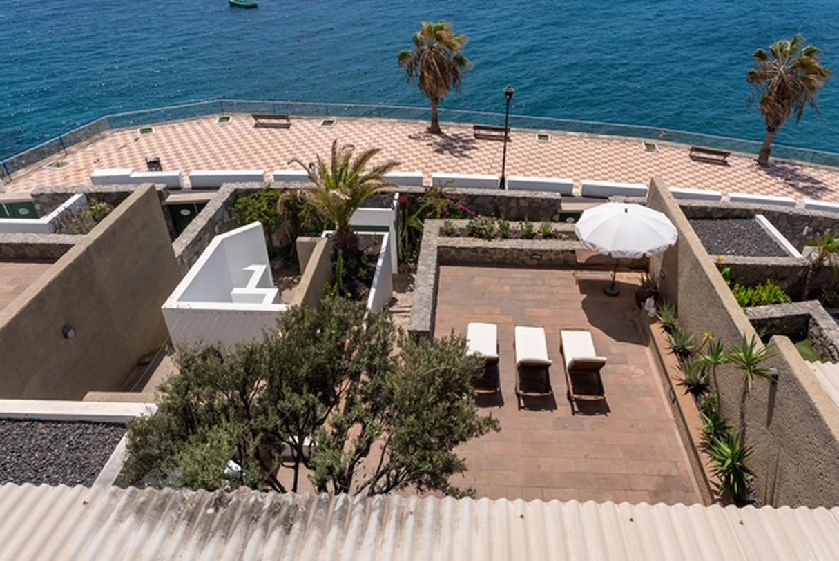 Dachterrasse der Retreat-Unterkunft mit Blick auf den Atlantik