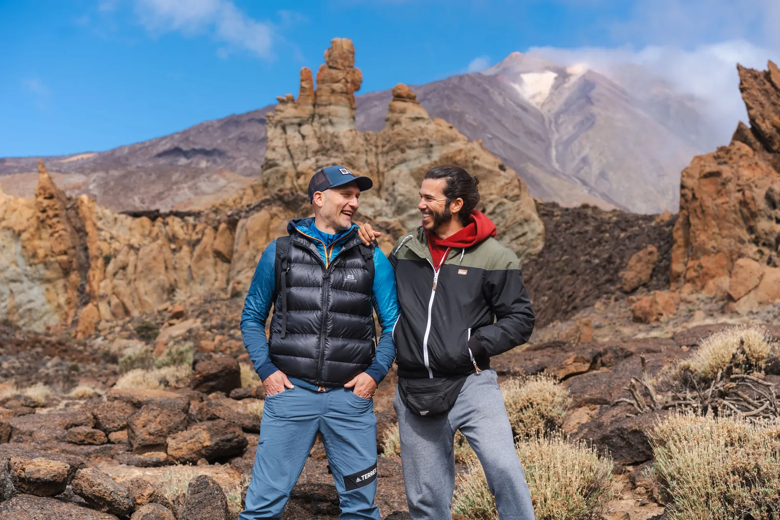 Zwei Wanderer in der vulkanischen Berglandschaft auf Teneriffa
