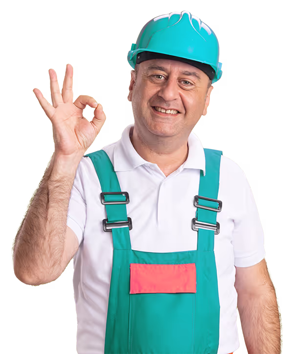 Mann mit grünem Schutzhelm und Latzhose zeigt das OK-Zeichen und lächelt.
