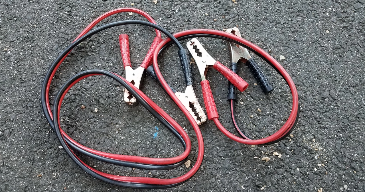 What Goes in an Emergency Car Kit?