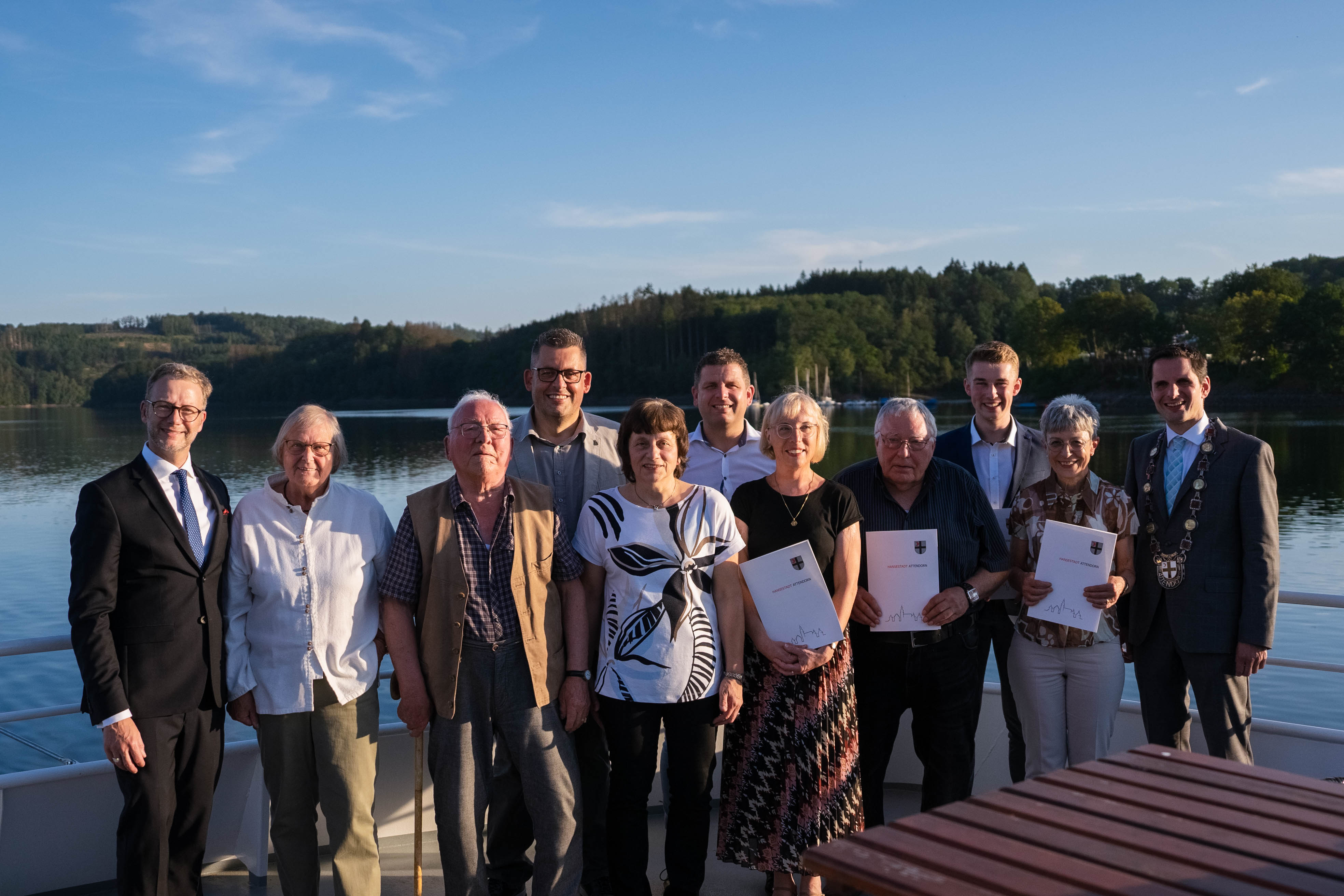 Gute Stimmung bei der Verleihung des Bürgerpreises. Bis zum 5. September 2025 können die Attendornerinnen und Attendorner Vorschläge für die nächsten Bürgerpreisträger machen.