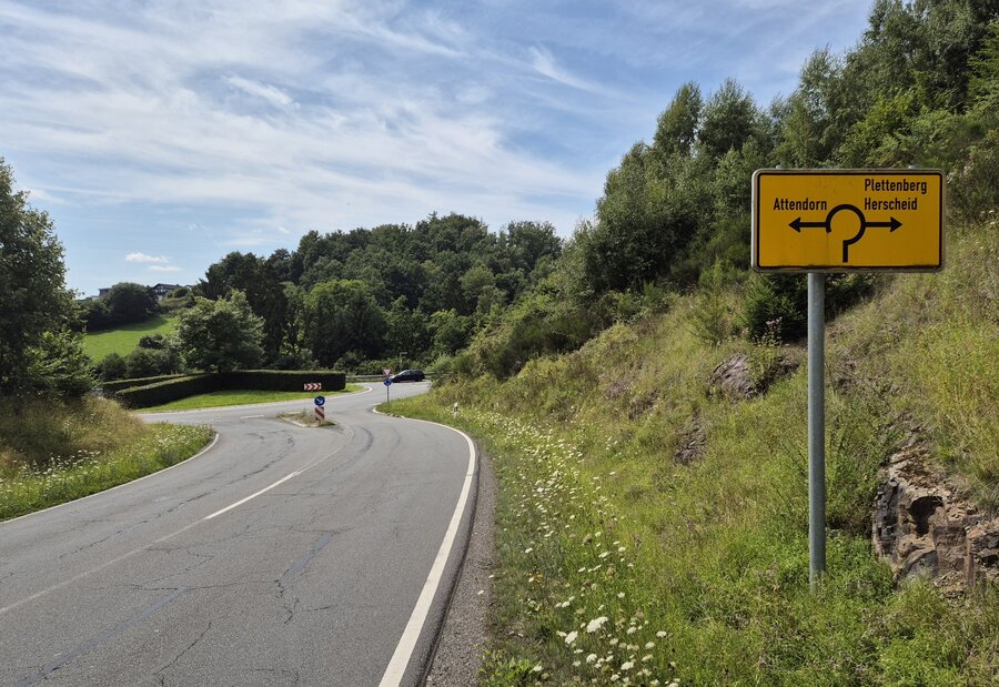 Bild vergrößern: Eine Straße und ein Verkehrsschild.