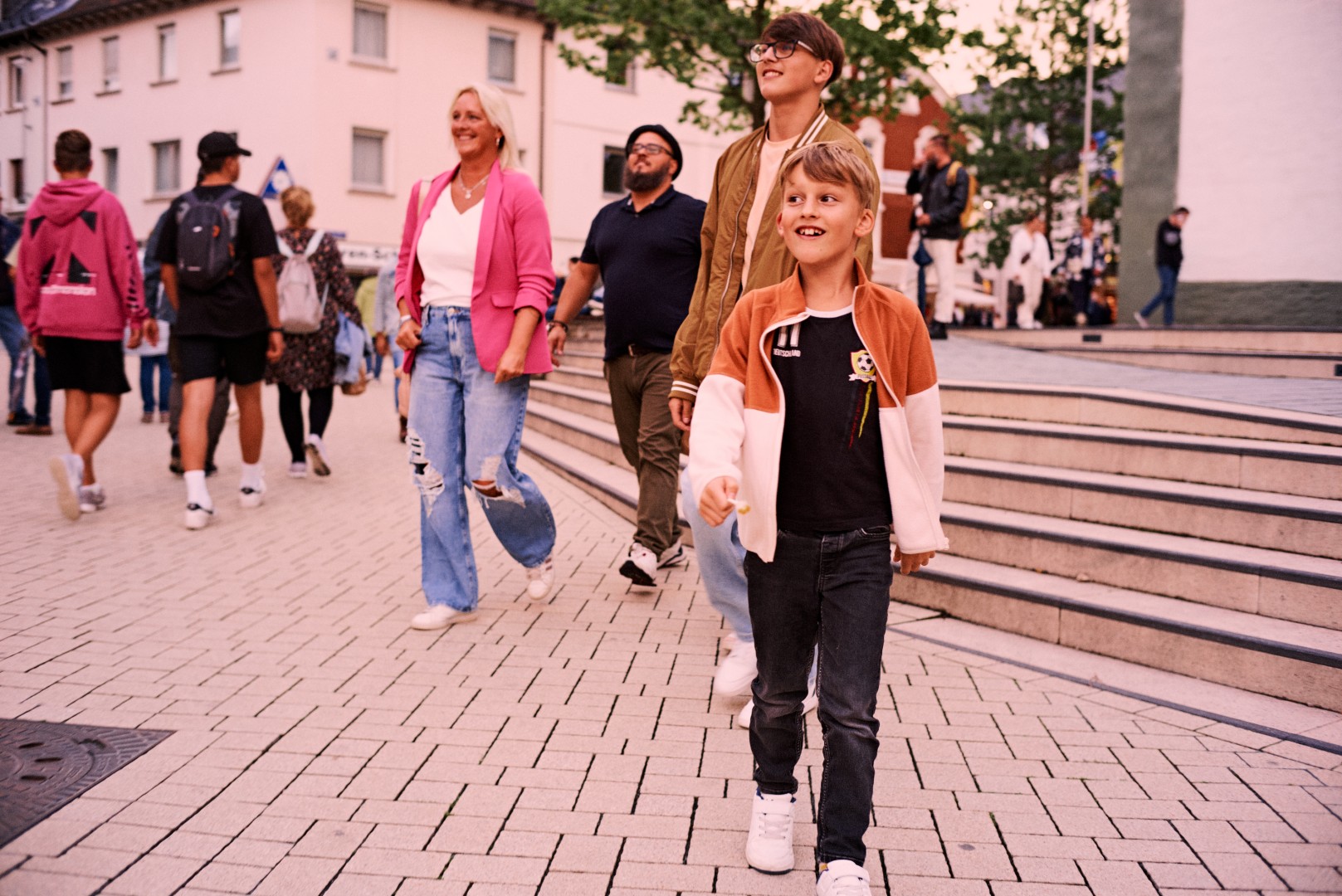 Einkaufsbummel einer Familie in der Attendorner Innenstadt