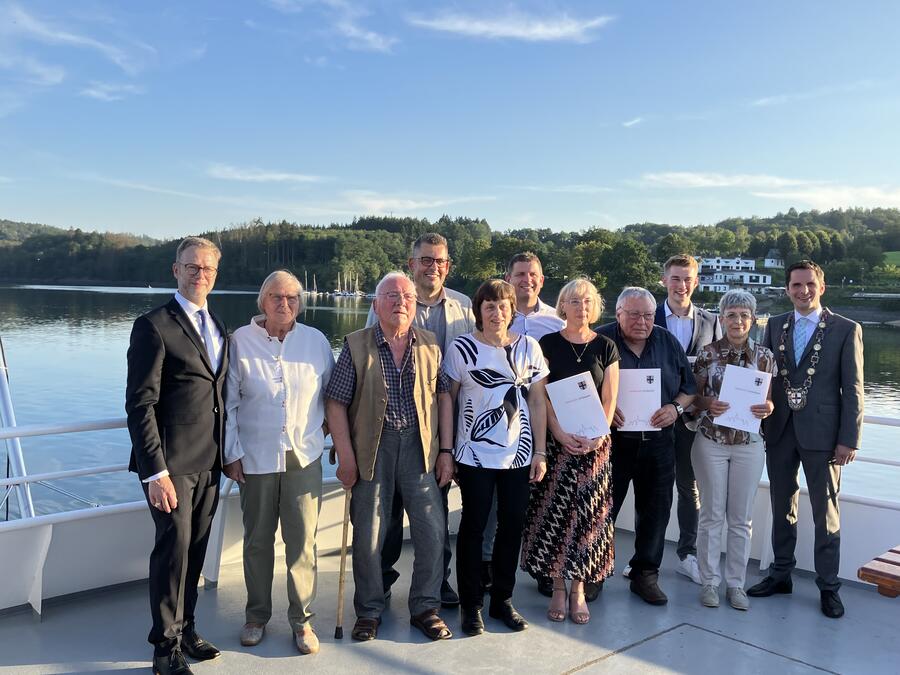 Bild vergrößern: Menschen auf einem Schiff