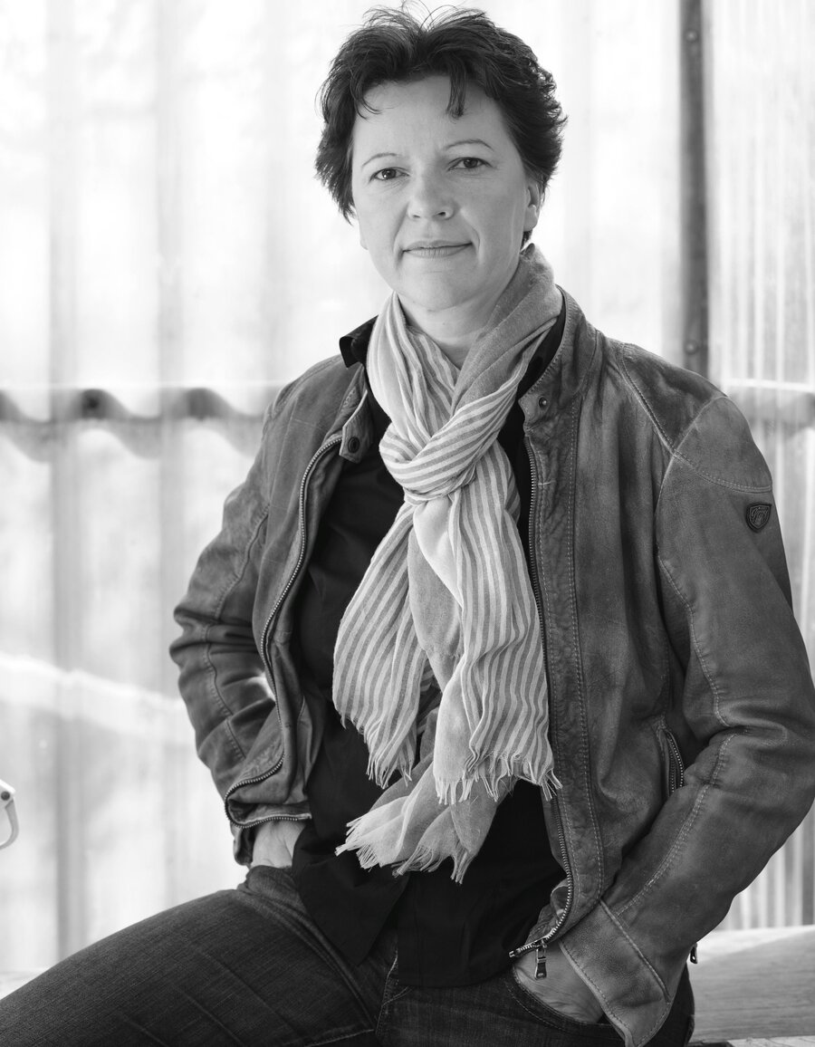 Bild vergrößern: Schwarzweißfoto einer Frau mit Wollschal