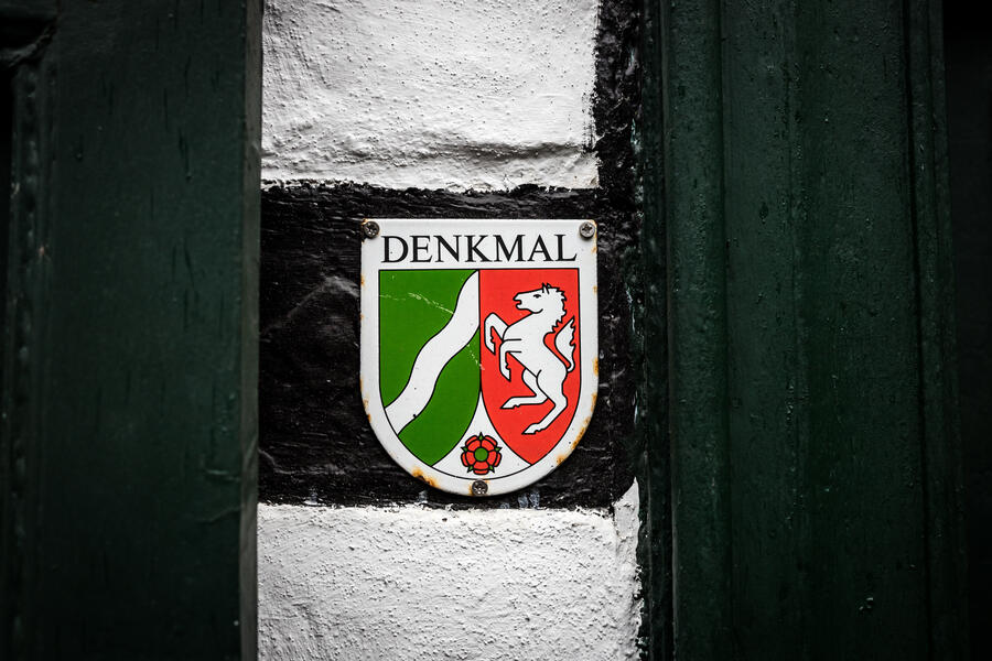 Bild vergrößern: Denkmalplakette an einer Wand.