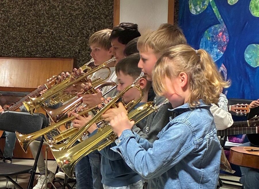 Bild vergrößern: Kinder mit Trompeten