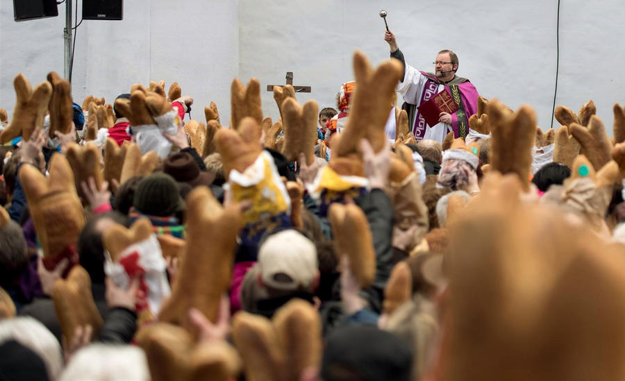 Bild vergrößern: Semmelsegnen Attendorn 2015