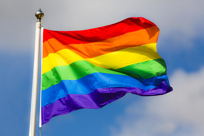 Bild vergrößern: Die Hansestadt Attendorn setzt ein Zeichen für Toleranz und gegen Diskriminierung. Am 17. Mai, dem Internationalen Tag gegen Homo-, Bi-, Inter- und Transphobie, wird die Regenbogenflagge am Rathaus in Attendorn wehen.