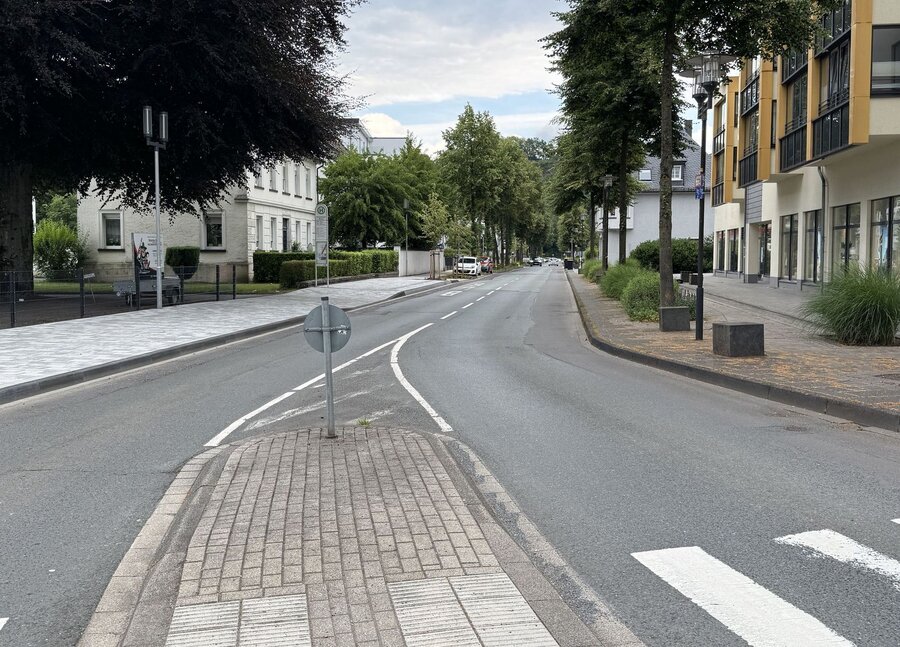Bild vergrößern: Blick von einer Verkehrsinsel aus in eine Straße