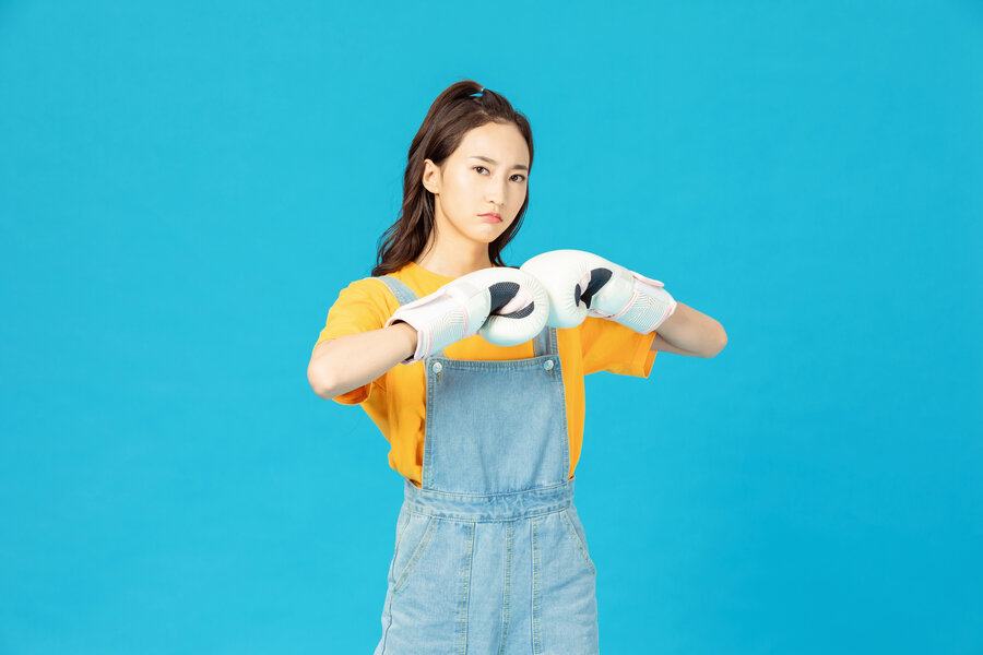 Bild vergrößern: Mädchen mit Boxhandschuhen