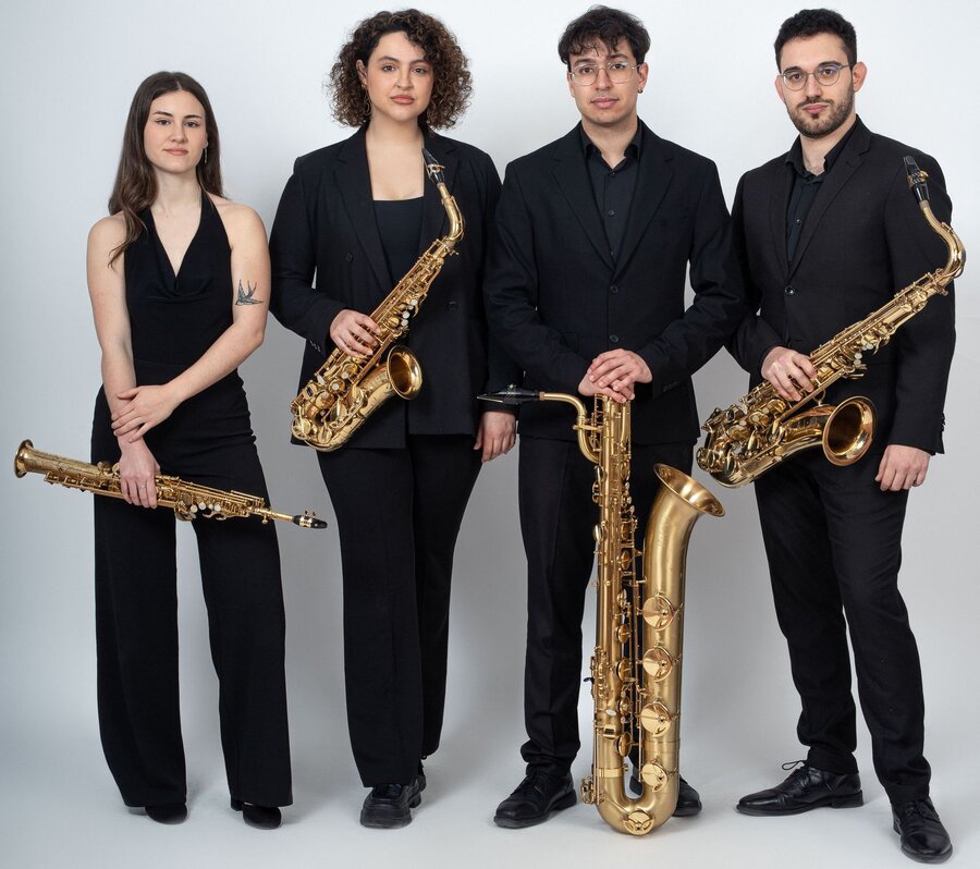 Bild vergrößern: Vier schwarz gekleidete junge Saxophonistinnen und Saxophonisten