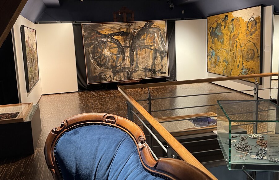 Bild vergrößern: Blick in einen Ausstellungsraum mit einem Sofa