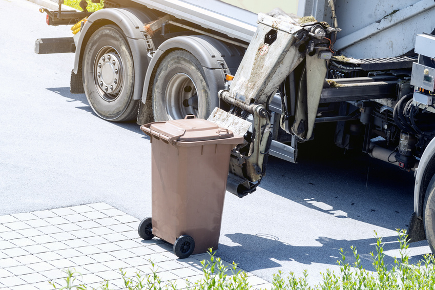 Bild vergrößern: Müllabfuhr mit brauner Biotonne