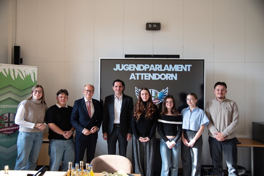 Bild vergrößern: Zwei Erwachsene und sechs Jugendliche vor dem Banner des Jugendparlaments Attendorn.