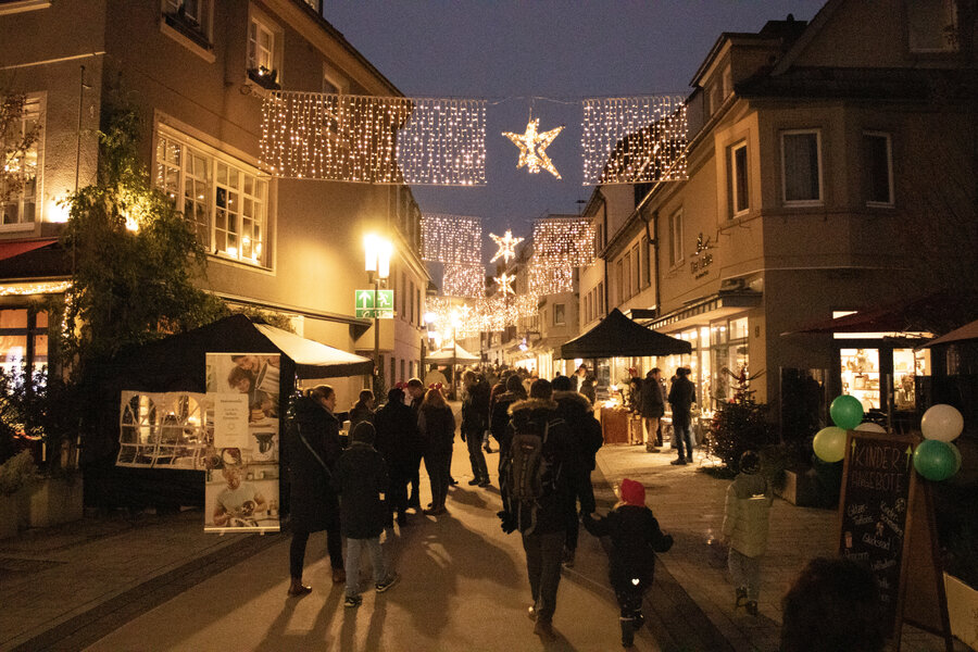 Bild vergrößern: Ein Weihnachtsmarkt.