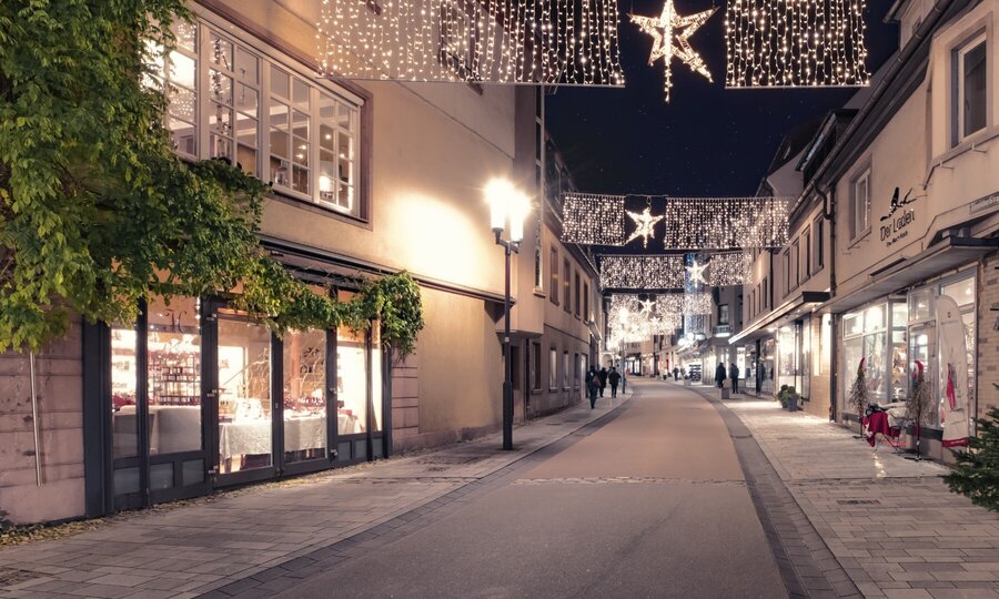 Bild vergrößern: Weihnachtsbeleuchtung in einer Fußgängerzone.